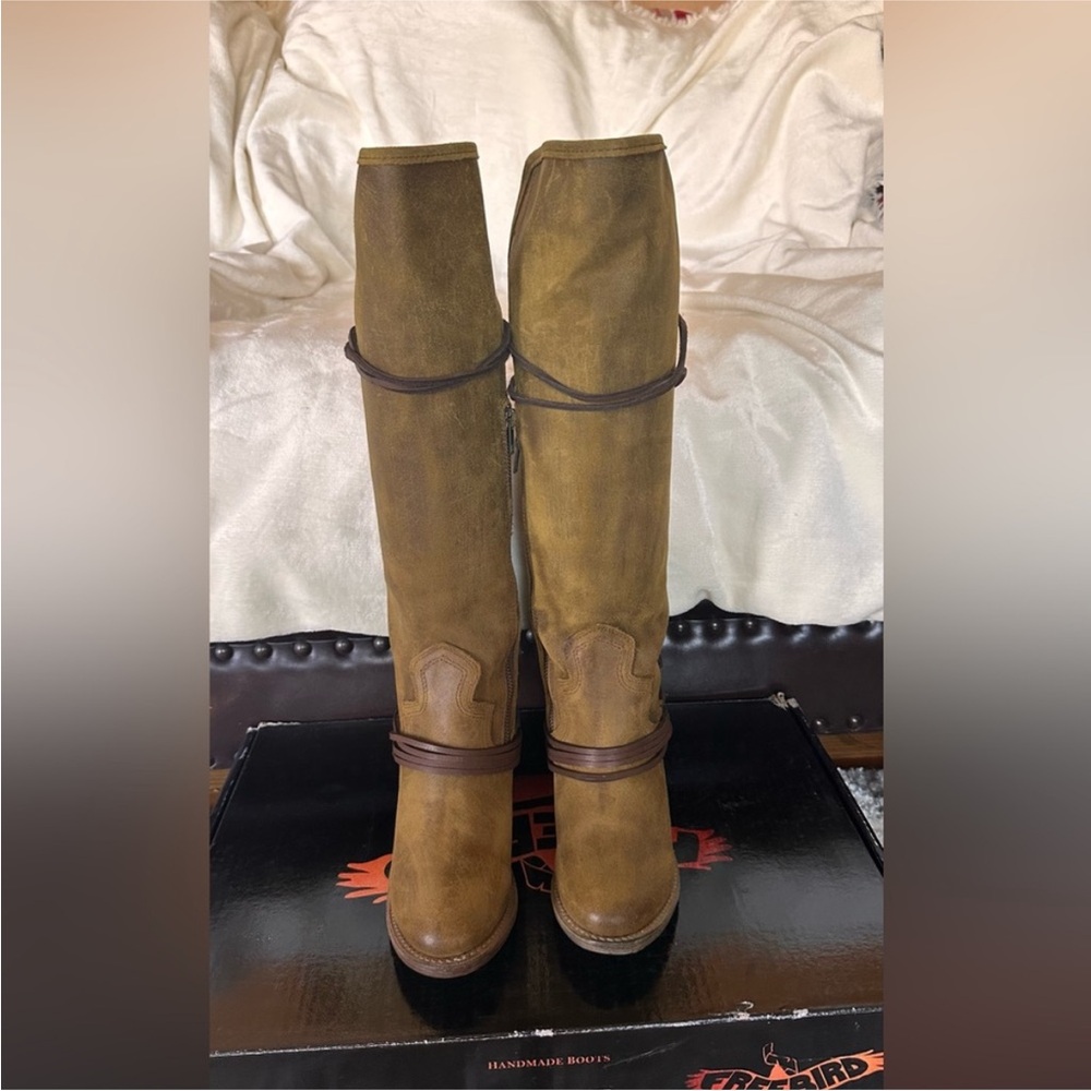 Freebird Brown Lace Up BootsFreebird OLIVE Coal boots. Lace up with zipper acces